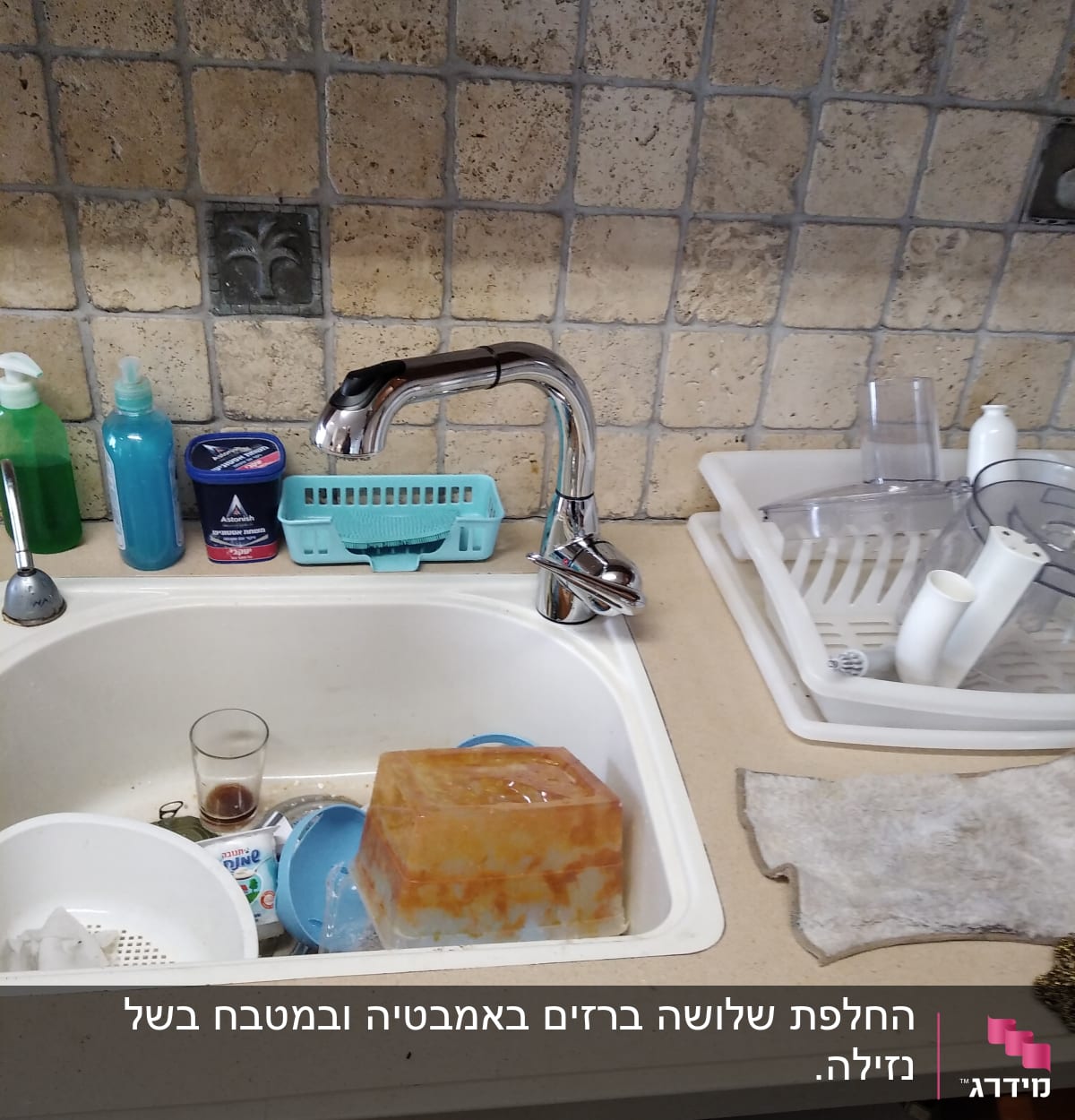 כיור מטבח עם ברז נירוסטה וכלים מלוכלכים